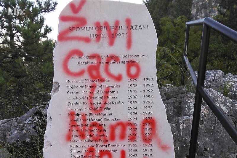 Vandali oštetili spomenik ubijenim Srbima, sprejom ispisano “Živi Caco u nama”