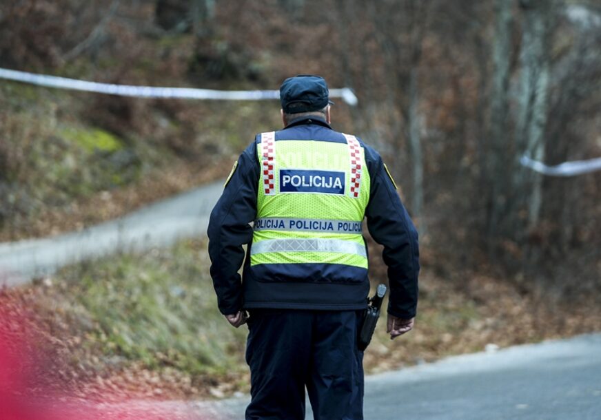 Nesreća na autocesti: Kamion probio ogradu, zabio se u dalekovod i zapalio