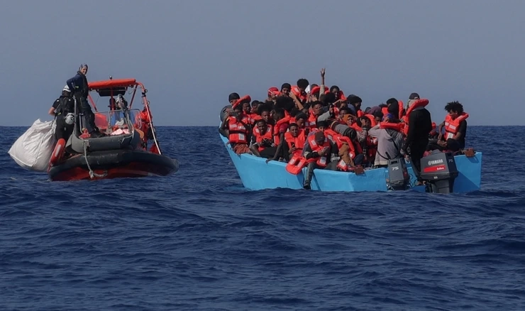 Nakon šest dana plutanja Sredozemljem umrlo 22 migranata, bačeni su u more