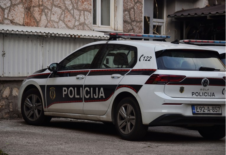 Maloljetnik u BiH silovao sestru, majka je bacila s balkona, umrlo nerođeno dijete…