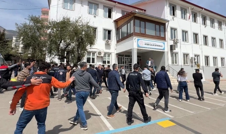 Devetero ubijenih, 13 ranjenih u napadu u turskoj školi