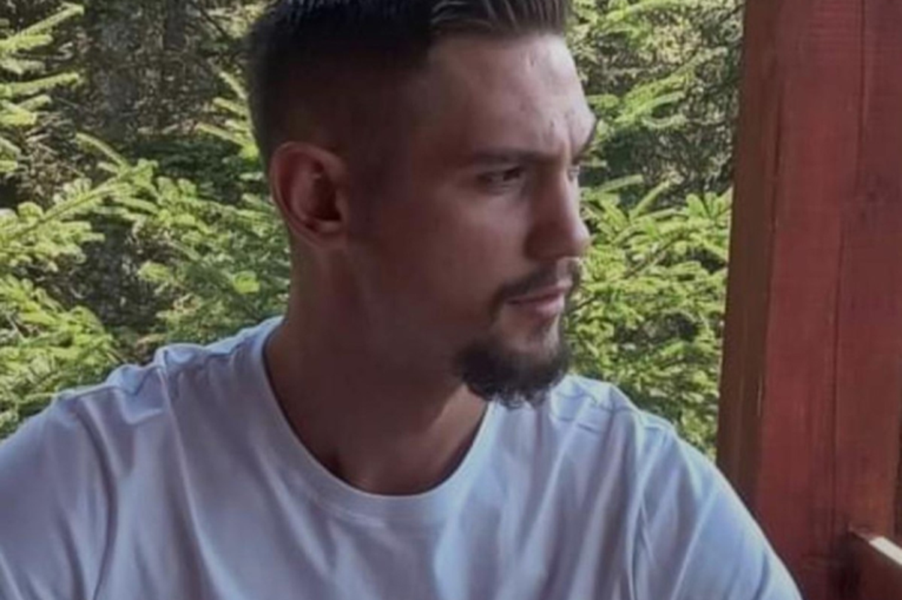 Policija objavila fotografiju mladića koji je ubio trojicu kolega, pretukao majku