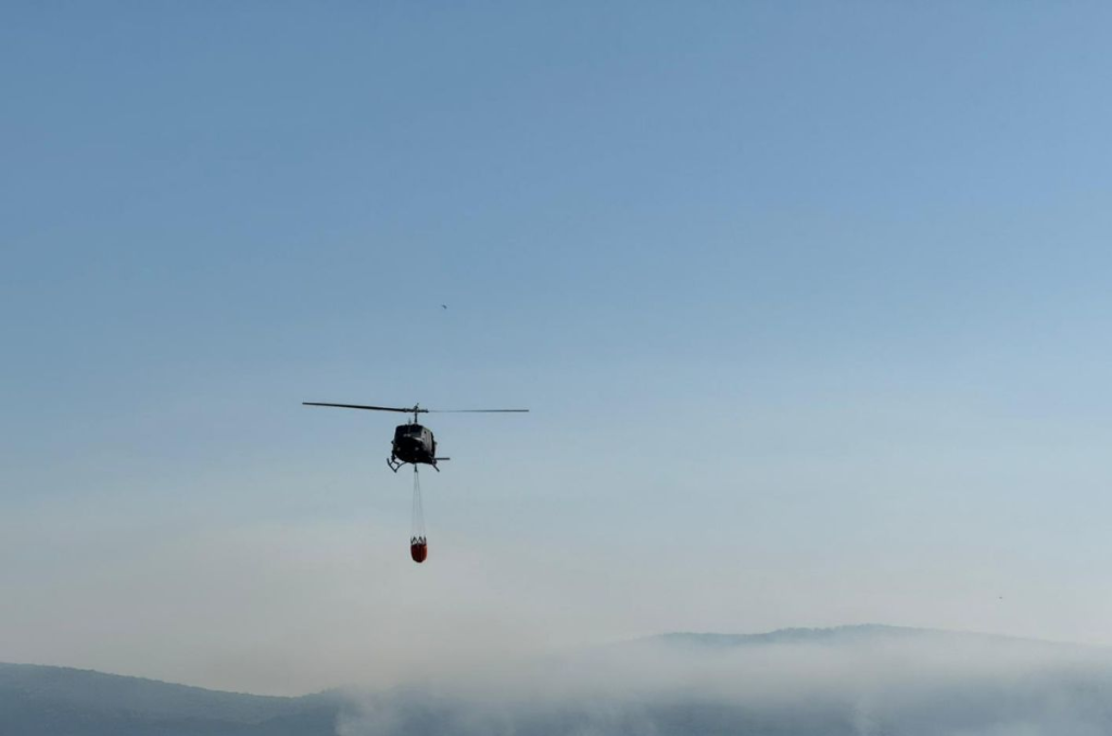 Helikopter Oružanih snaga BiH gasi požar na nepristupačnom terenu u općini Jablanica