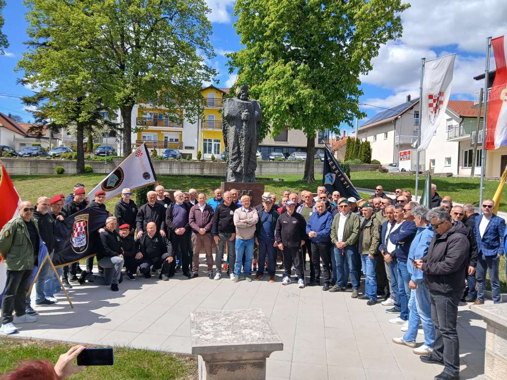 Okupljanje pripadnika oklopnih postrojbi HVO-a u Tomislavgradu