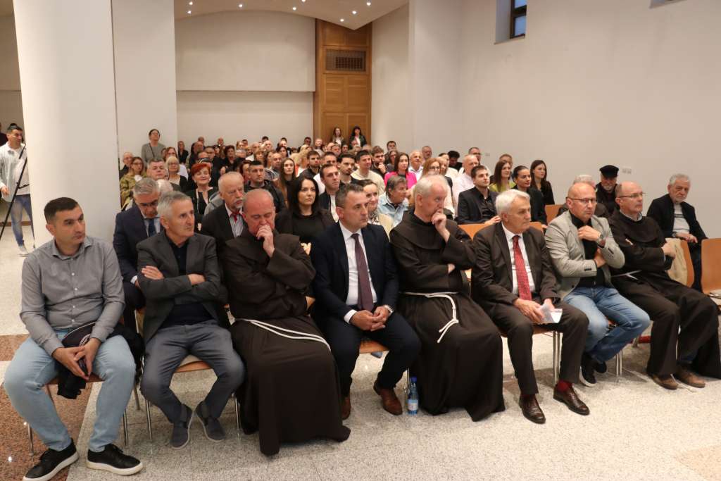 FOTO Mostar: Predstavljena izložba o katoličkim sakralnim objektima u BiH