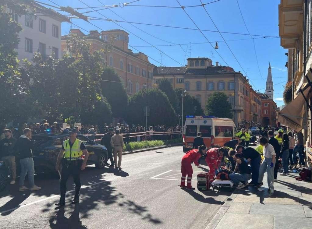Više ozlijeđenih nakon što je vozač automobilom uletio među pješake u Modeni