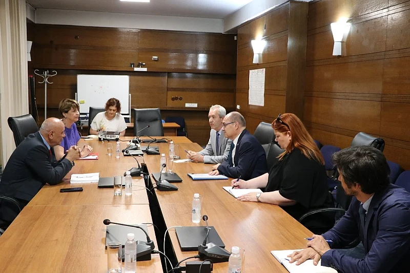 Dok traju rasprave o Schmidtovu nasljedniku on poručio da politika ostaje ista