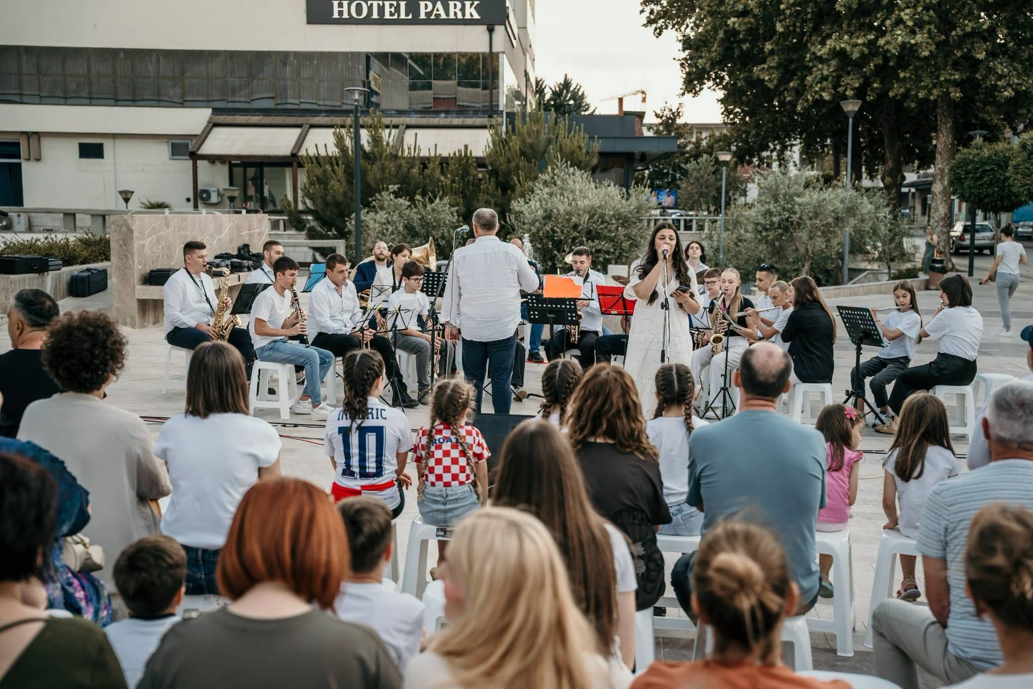 Limena glazba Široki Brijeg i prijatelji oduševili publiku na gradskom trgu