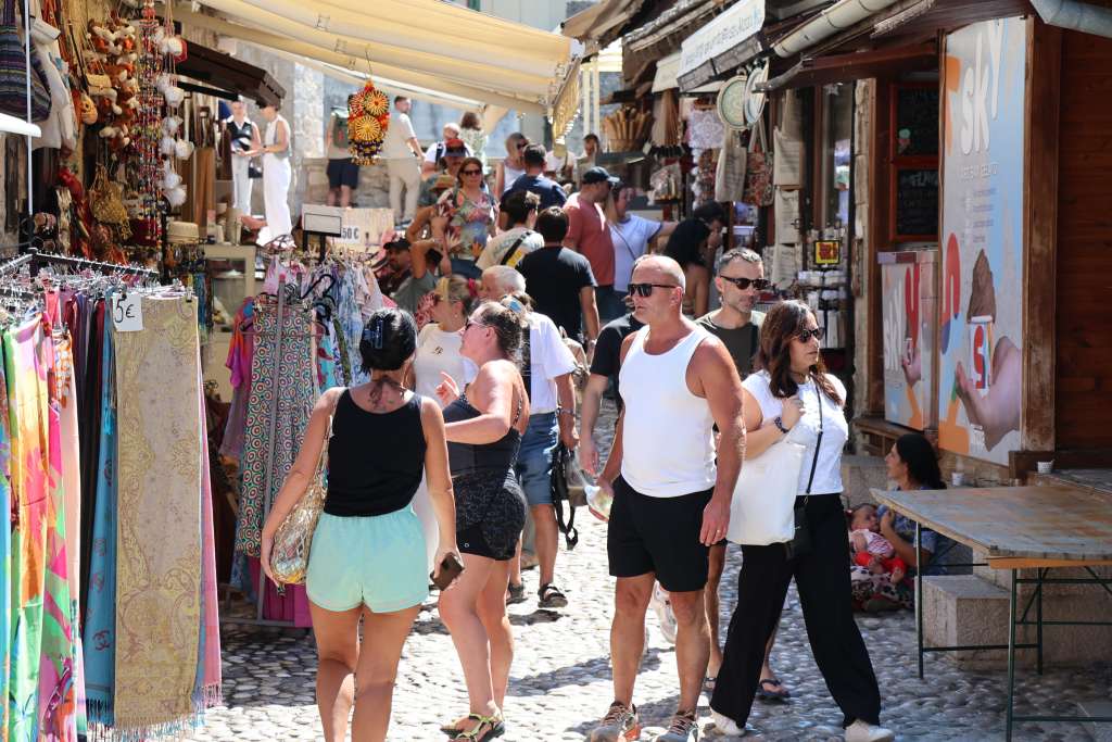 Turisti ne odustaju od Mostara ni na najvećim vrućinama Turisti ne odustaju od Mostara ni na najvećim vrućinama