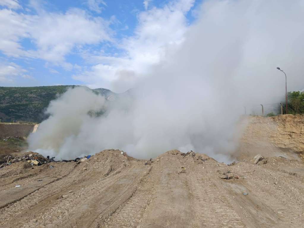 MOSTAR: Na deponiji Uborak zapaljen kruti otpad