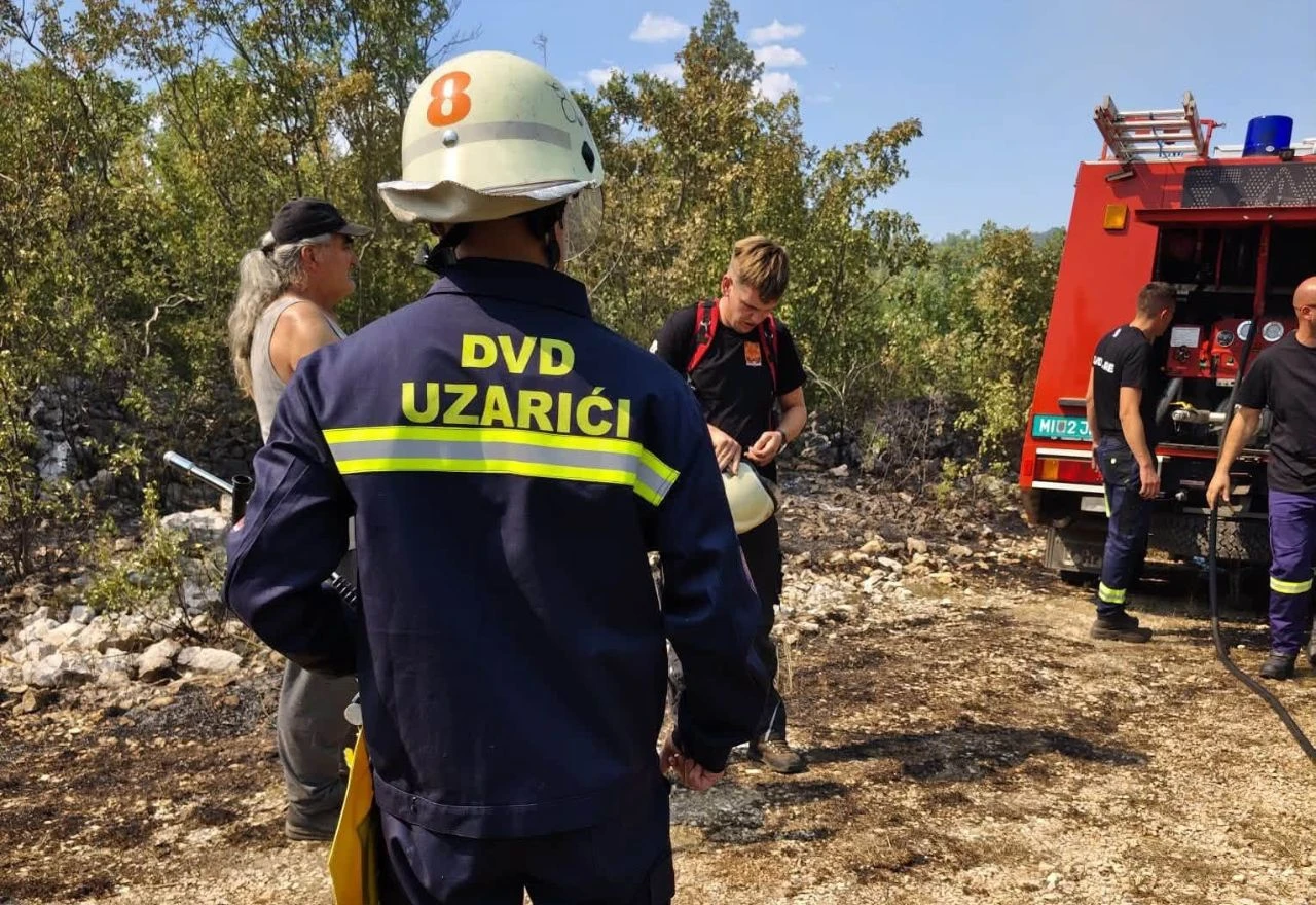 VIDEO Požar u Buhovu širi se prema Hamzićima, zatvorena cesta Buhovo – Hamzići VIDEO Požar u Buhovu širi se prema Hamzićima, zatvorena cesta Buhovo – Hamzići