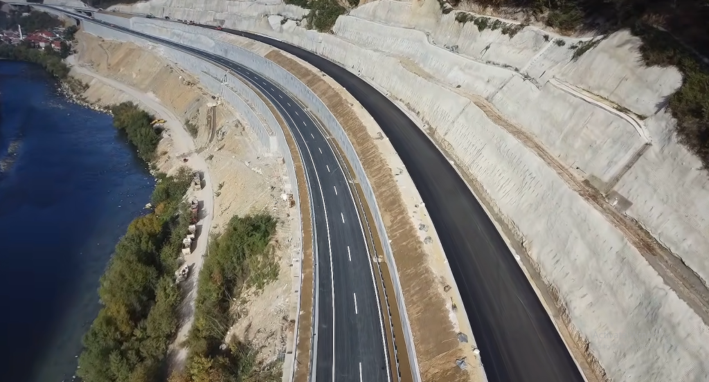 VIDEO ASFALTIRAJU SE POSLJEDNJI METRI Uskoro autocestom od Bradine do Žepča, za sat vremena