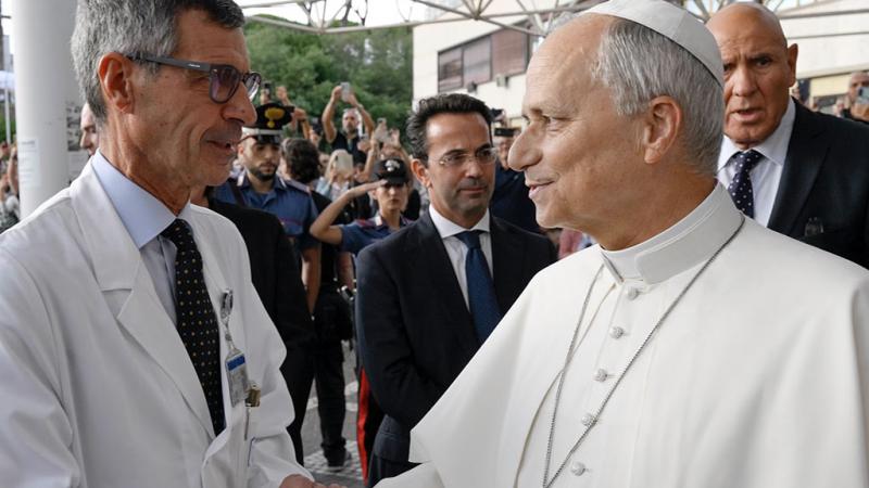 Papa Lav pozdravio okupljene u Vatikanu u prvome javnom nastupu nakon operacije